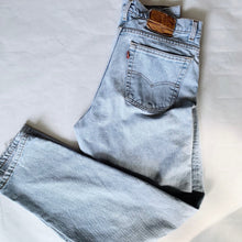 Load image into Gallery viewer, Vintage 550 Levis - 36 x32
