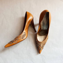 Load image into Gallery viewer, 00s Leather Beaded Pumps - 8
